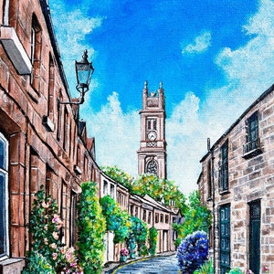 Puede incluir: Una pintura de una calle estrecha con edificios de ladrillo y una alta torre del reloj en la distancia. La calle está adoquinada y bordeada de exuberante vegetación. El cielo es azul con nubes blancas.