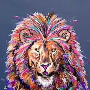 以下が含まれることがあります： ピンク、パープル、ブルー、グリーンの鮮やかなたてがみを持つライオンの頭のカラフルな絵画。ライオンの顔は、ピンクの鼻と白いひげのある温かい茶色です。