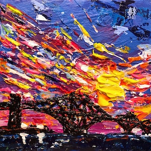 Pode incluir: Uma pintura de uma ponte silhueta contra um pôr do sol colorido. O céu é uma mistura de roxo, rosa, amarelo e laranja, com pinceladas grossas de tinta. A ponte é preta e tem um design geométrico.