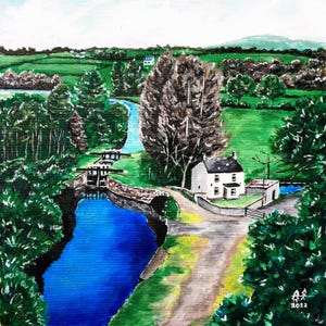 Op de afbeelding: Een landschapsschilderij met een wit huis met een donker dak naast een blauwe kanaalsluis. De scène toont weelderige groene velden, dichte bomen en een zandpad dat naar het gebouw leidt. De tekst 2022 is zichtbaar in de rechterbenedenhoek.