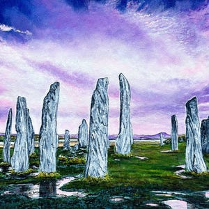 Może przedstawiać: Obraz przedstawiający krajobraz z kamieniami stojącymi pod dramatycznym niebem. Kamienie są wysokie, szare i teksturowane, na tle zielonej trawy, wody i fioletowo-różowego nieba. Dzieło sztuki przywołuje poczucie historii i tajemnicy.