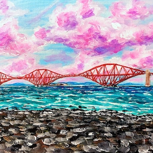 Könnte beinhalten: Ein Gemälde der Forth Bridge in Schottland mit einem leuchtend blauen Meer und rosa Wolken am Himmel.