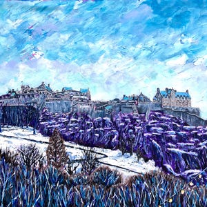 Puede incluir: Una pintura del Castillo de Edimburgo en invierno, con un primer plano nevado y árboles de color púrpura. El castillo es un hito histórico de Escocia, con un largo y accidentado pasado.