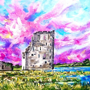 以下が含まれることがあります： ピンクとブルーの空を背景に、石造りの城の廃墟を描いた絵画。城は高く、長方形の構造で、いくつかの窓があります。空はピンク、ブルー、ホワイトの雲でいっぱいです。