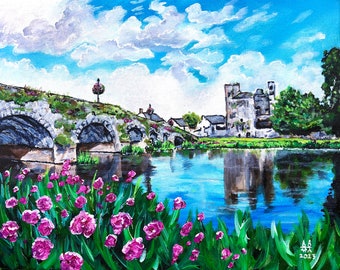 Op de afbeelding: Een schilderij van een stenen brug over een rivier met een kasteel op de achtergrond. De brug is bedekt met groen mos en er zijn roze bloemen op de voorgrond. De lucht is blauw met witte wolken.