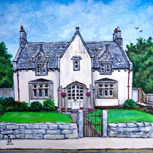 以下が含まれることがあります： 白い家には灰色のスレート屋根、白いドア、黒い鉄の門があります。家はドアの両側に2つの窓がある対称的なデザインです。ドアの両側にはピンクの花が鉢植えされています。家は緑の芝生と石の壁に囲まれています。