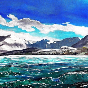 Puede incluir: Una pintura de un paisaje marítimo con una cordillera en el fondo. El agua es de un azul profundo y verde, con olas blancas. Las montañas son de un gris oscuro y blanco, con nieve en las cumbres. El cielo es de un azul brillante con nubes blancas.