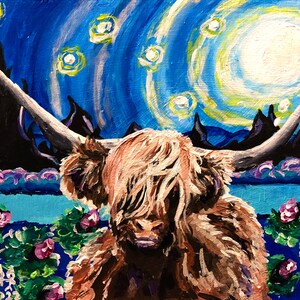 Pode incluir: Uma pintura de uma vaca Highland marrom e branca com pelo longo e felpudo. A vaca está em pé em um campo de grama verde e flores roxas. O fundo é um céu azul com estrelas brancas e uma lua grande e brilhante.