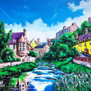 Puede incluir: Una pintura de un río que fluye a través de un pueblo con edificios coloridos. Los edificios son una mezcla de amarillo, marrón y morado. Hay árboles y hierba verde a lo largo de las orillas del río. El cielo es azul con nubes blancas.