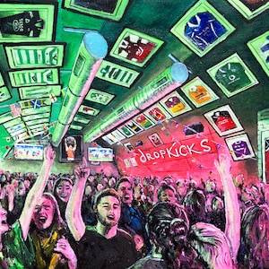 Op de afbeelding: Een schilderij van een drukke bar met een groen plafond en een roze muur. De bar is versierd met ingelijste shirts en vlaggen. Het bord aan de muur zegt "DROPKICKS". De mensen in de bar juichen en steken hun handen in de lucht.
