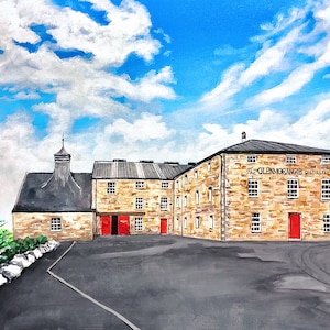 以下が含まれることがあります： 赤いドアと「The Glenmorangie Distillery」と書かれた看板のある石造りの建物の絵。建物は青い空と白い雲を背景にしている。