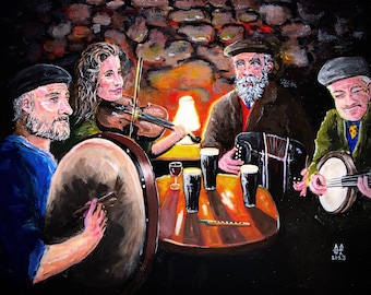 Op de afbeelding: Olieverfschilderij van een Ierse pubscene. Vier muzikanten bespelen instrumenten: viool, accordeon, banjo en bodhrán. Glazen stout en een kleine lamp staan op tafel. Achtergrond van een stenen muur en een warme gloed.