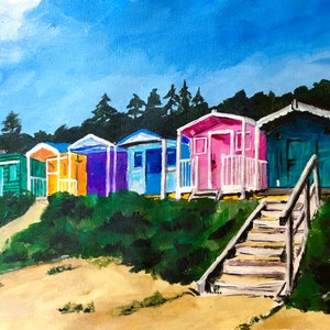 以下が含まれることがあります： カラフルなビーチ小屋が並んだ絵画で、木製の階段が小屋へと続いています。小屋は青、緑、黄、オレンジ、紫、ピンクの色合いで塗られています。背景は白い雲のある青い空です。