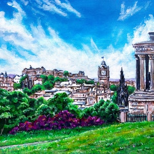 Puede incluir: Una pintura de un paisaje urbano con una colina verde cubierta de hierba en primer plano. La ciudad está en el fondo e incluye un castillo, una torre del reloj y un monumento alto. El cielo es azul con nubes blancas.