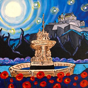 以下が含まれることがあります： 赤い花に囲まれた大きな受け皿を持つ石の噴水の詳細な絵。噴水は、白い星と遠くの城のある濃い青色の空を背景にしている。