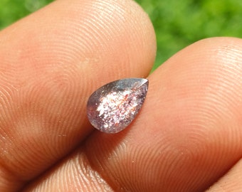Natuurlijke bloeddoorlopen ioliet-zonnesteen: gefacetteerde perenedelsteen (9 x 6 x 4,2 mm)