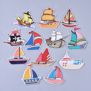 Op de afbeelding: Set van 11 geborduurde strijk-op patches met verschillende kleurrijke zeilbootontwerpen. De patches zijn perfect om kleding, tassen of andere stoffen items een maritieme touch te geven.
