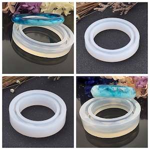 Peut inclure: Deux moules en silicone transparents pour la fabrication de bracelets en résine. Les moules sont ronds et présentent un motif en relief. Les moules sont présentés avec un bracelet en résine bleue.