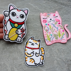 Cat Patch, Kawaii, Applique en tissu Maneki Neko brodé, Fer à repasser ou coudre, Badge à vêtements, Boutique au Royaume-Uni
