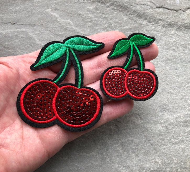 Toppa Ricamata Ciliegie Con Fiocco A Pois – 8x6,5 Cm, Da Cucire O Stirare, Per Abbigliamento E Accessori