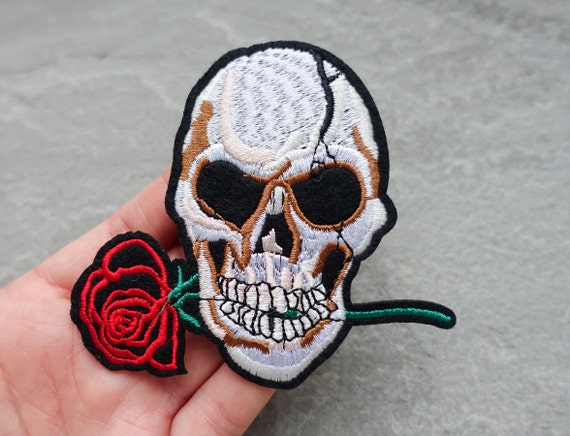 Écusson brodé tête de mort et fleurs dans le dos : appliques
