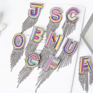 Letras del alfabeto Iniciales 5 cm Pin de diamantes de imitación Broche Cristal Borla Insignia de la carta Multicolor Insignia de moda UK Shop