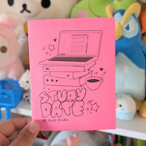 Puede incluir: Una tarjeta rosa con una ilustración negra de un portátil sobre libros, una taza de café y las palabras "STUDY DATE" en letras de burbujas. El texto "BY ELISA MILAN" está debajo. Estrellas y corazones están dibujados alrededor de la imagen principal.