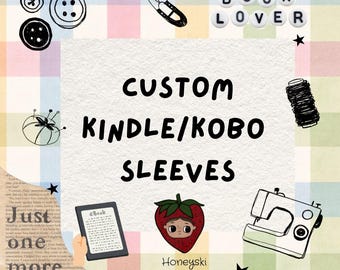 Pode incluir: Um gráfico digital sobre um fundo xadrez pastel com o texto CUSTOM KINDLE/KOBO SLEEVES e Just one more chapter. As ilustrações incluem botões, tesouras, contas de letras que formam BOOK LOVER, um carretel de linha, uma máquina de costura e um morango.