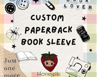 Pode incluir: Um anúncio de capa personalizada para livros de bolso com o texto CUSTOM PAPERBACK BOOK SLEEVE e BOOK LOVER. As ilustrações incluem botões, tesouras, uma almofada de alfinetes, um carretel de linha, um livro aberto, um morango e uma máquina de costura.