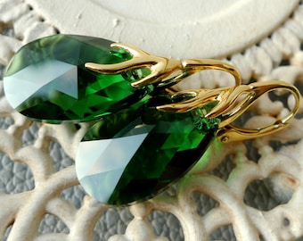 Elegante Grüne Moos Swarovski® Kristalle Ohrhänger | Waldgrüne Wald Jade Ohrringe mit Swarovski® Kristallen in 24k Gold gefasst