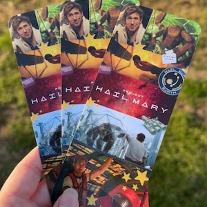 Può includere: Una tazza di ceramica bianca con manico nero e la scritta "But First, Coffee" in grassetto nero. La tazza è posta su uno sfondo neutro, che ne evidenzia il design semplice.