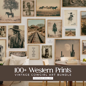 Op de afbeelding: Een galerijmuur met diverse ingelijste prints in Western-stijl, waaronder afbeeldingen van paarden, een cowgirl, woestijnlandschappen, spoorlijnen, een kat op een gezocht-poster en tekstprints met Fueled by Coffee and Country Music en Grit and Grace.