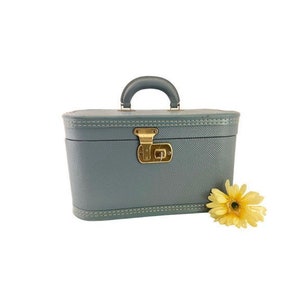 Vintage Beauty Case / Mid-Century Train Case with Original Key