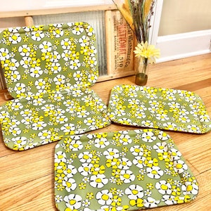 Vintage SET of 4 Flower Power Lap TV Trays / Green/Yellow/White Daisy Flowers Trays /Rare 1960’s Flower Power TV Trays