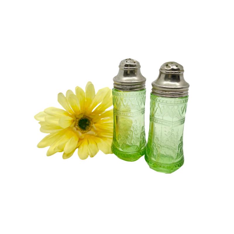 Vintage Uranium Salt and Pepper Shakers / Federal Patrician Spoke Green Depression Glass Uranium Glow Salt and Pepper Shakers - Circa 1930s
