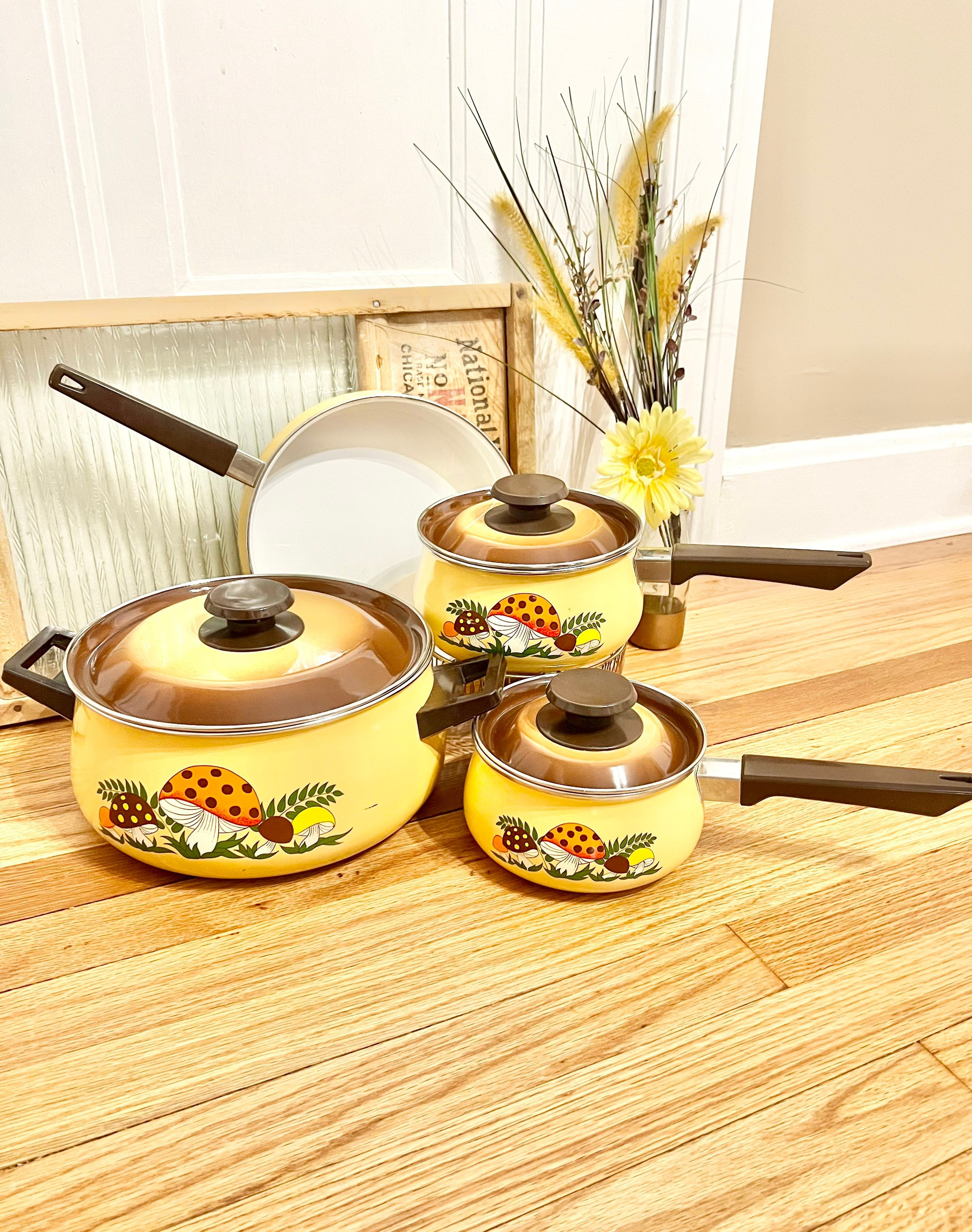 Vintage Merry Mushroom Pots and Pans 7 Piece Set of 4 Pots/pans