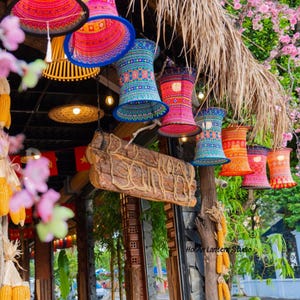 Lanterna suspensa boho, lanterna de tecido Hmong, luminária pendente étnica colorida, decoração de lanterna vietnamita, iluminação boêmia para casa