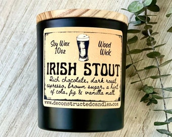 Vela de soja con aroma a cerveza negra irlandesa, mecha de madera y tarro negro mate.