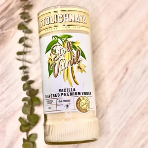 以下が含まれることがあります： ストリ・ヴァニル バニラ風味プレミアムウォッカの透明なガラス瓶。ボトルには、「ストリチナヤ」と「ストリ・ヴァニル」の文字がスタイリッシュなフォントで書かれた金色のラベルが付いています。ラベルには、バニラビーンズと花も描かれています。