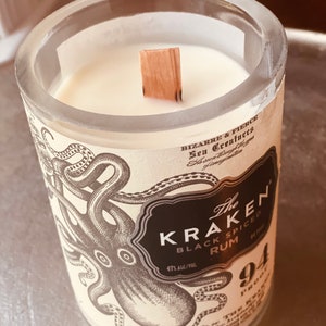 Vela de ron especiado - botella Kraken - Aroma a ron especiado - VELAS DECONSTRUIDAS - cera de soja y mecha de madera