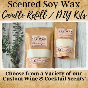 Może przedstawiać: Dwa brązowe papierowe worki z zestawami do uzupełniania wosku sojowego do świec. Worki są oznaczone etykietami 'Soy Wax Candle Refill Kit' z zapachami 'Old Fashioned' i 'Champagne'. Tekst 'Choose from a Variety of our Custom Wine & Cocktail Scents!' znajduje się na dole obrazu.