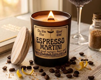 Może przedstawiać: Zapachowa świeca espresso martini w brązowym szklanym słoiku z drewnianą pokrywką. Na etykiecie widnieje napis "Espresso Martini" z wymienionymi poniżej składnikami. Ziarna kawy i skórka cytryny są rozrzucone wokół świecy.