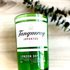 Może przedstawiać: Zielona szklana butelka Tanqueray Imported London Dry Gin. Butelka ma białą etykietę z nazwą marki i słowami "Importowany" i "London Dry Gin". Butelka ma pojemność 1 litra i zawiera 47,3% alkoholu.