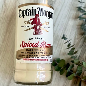 Vela con ron especiado - etiqueta del capitán Morgan - Aroma a ron especiado - VELAS DECONSTRUIDAS - cera de soja orgánica