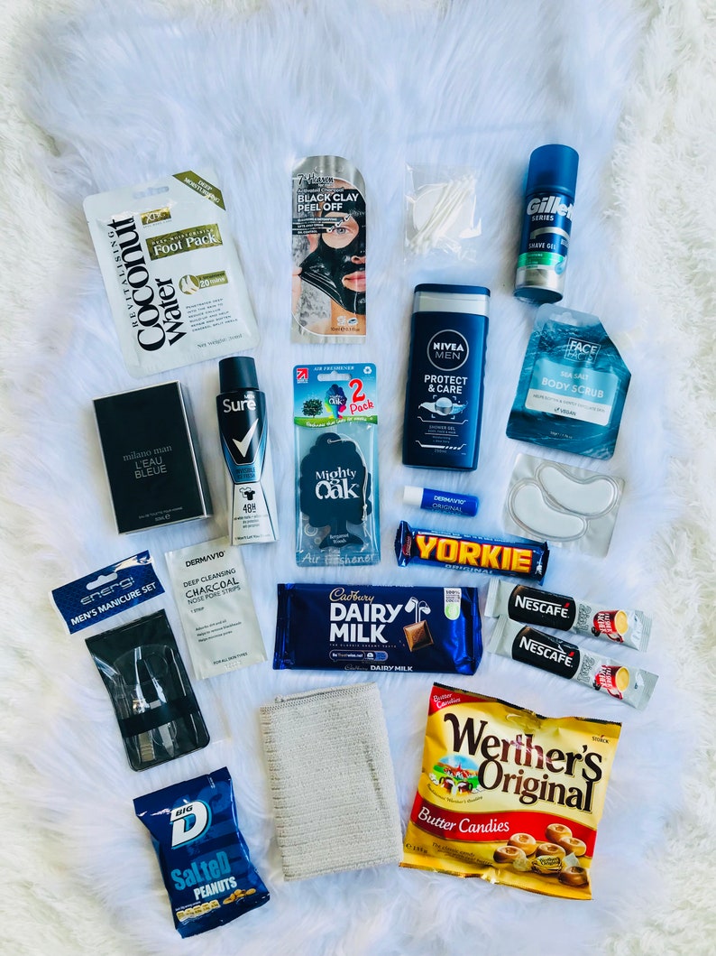 Puede incluir: Una variedad de productos de aseo y cuidado personal para hombres, que incluyen mascarillas faciales, exfoliante corporal, gel de afeitar, cuidado de los pies, desodorante y un kit de manicura. Tambi&eacute;n hay aperitivos como chocolate, caramelos y cacahuetes.