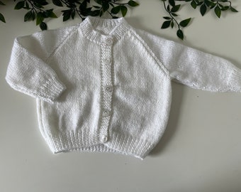 Cárdigan de bebé tejido a mano en color blanco, personalizado con nombre bordado en la espalda (talla aproximadamente 3/6 meses)