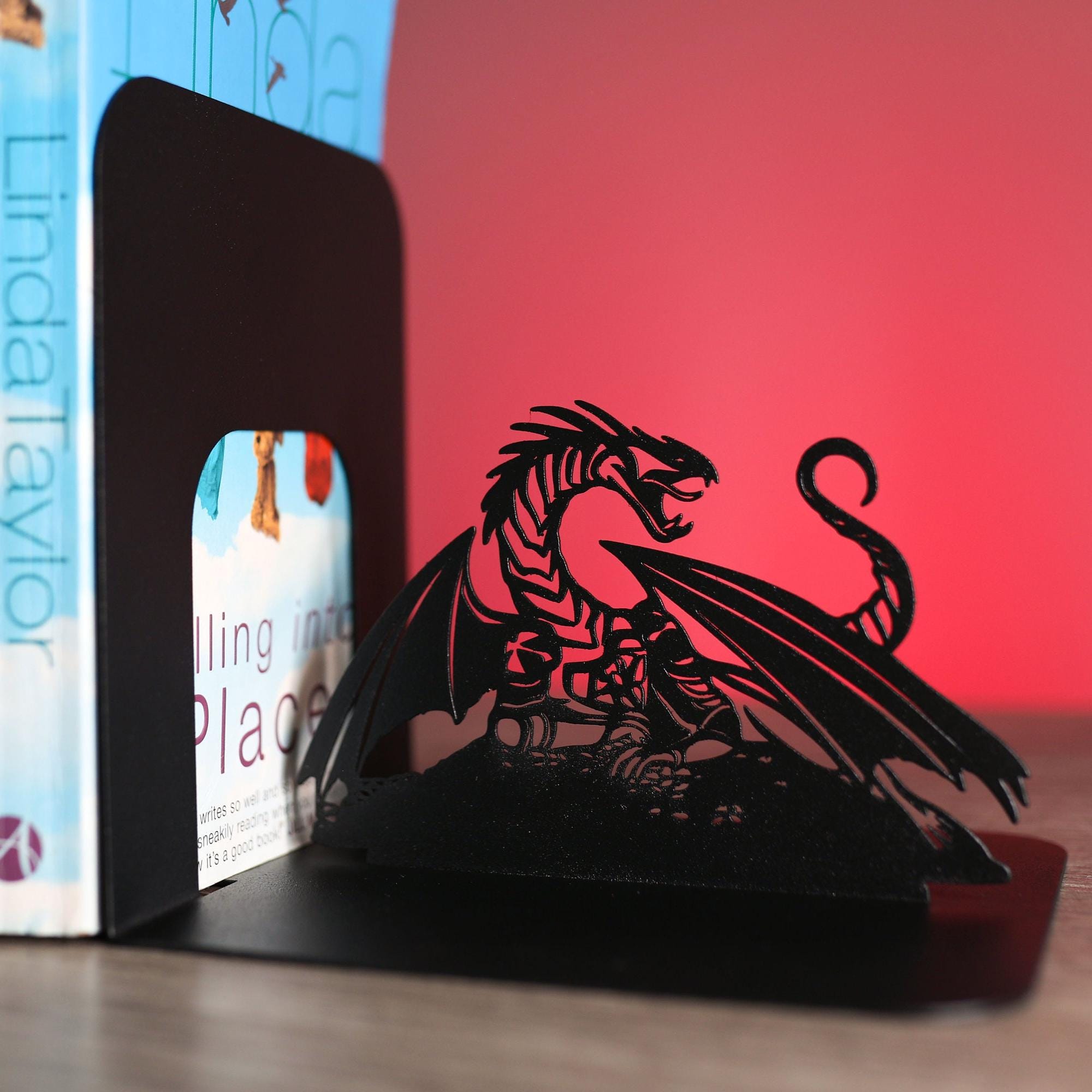 Aangepaste metalen boekensteunen draak drakennaam boekensteun, draken tafelbord boekenplank decor, drakenboek minnaar cadeau, draak terug naar school cadeau - België