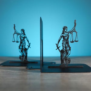 Sujetalibros de la Dama de la Justicia, de metal negro, para oficina, decoración de estanterías, estatua única de Themis, decoración de habitaciones, regalo perfecto para abogados.
