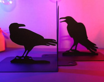 Sujetalibros de cuervo: Arte en metal negro para estantería, decoración gótica única de terror con forma de cuervo.