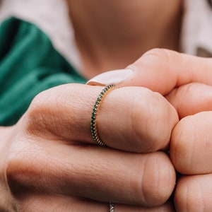 Anillo de eternidad con esmeralda en oro de 14 k: anillo apilable fino